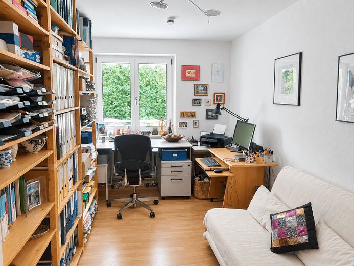 Appartement calme de 4 pièces situé dans un emplacement privilégié de Munich-Großhadern avec loggia exposée au sud – Arbeitszimmer