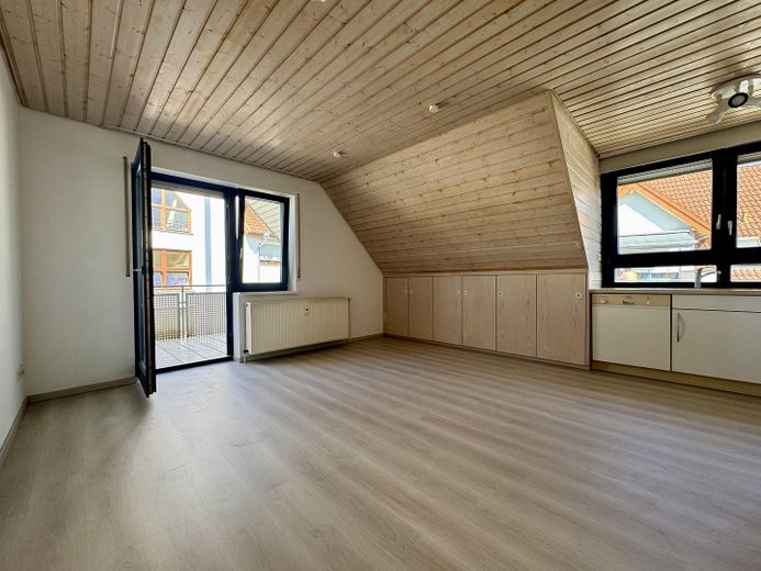 Provisionsfrei: 2-Zimmer-Wohnung DG mit Balkon in betreuter Wohnanlage – Wohnzimmer/ Küche 1