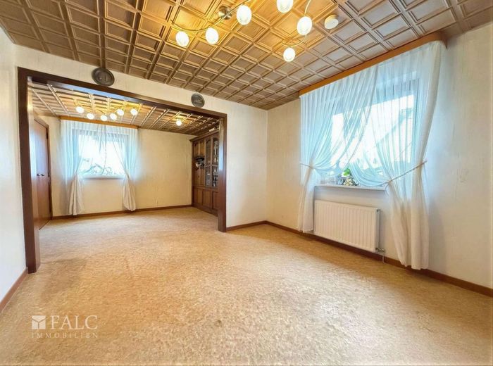 RESERVIERT***Kleine Doppelhaushälfte mit großem Grundstück und Entwicklungspotenzial – Wohnzimmer