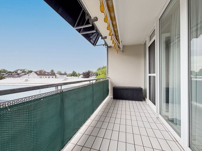 Modernes Wohnen nahe dem Rhein: Barrierefreie 3-Zimmer-Wohnung mit Balkon &amp; Tiefgaragenstellplatz – Balkon