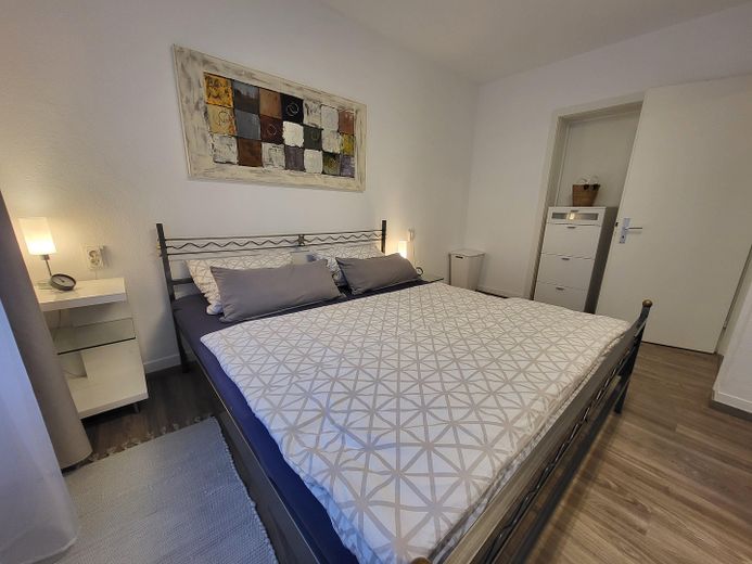 Volledig gemeubileerd 2,5-kamerappartement met balkon en inbouwkeuken in Stuttgart-West – Schlafzimmer
