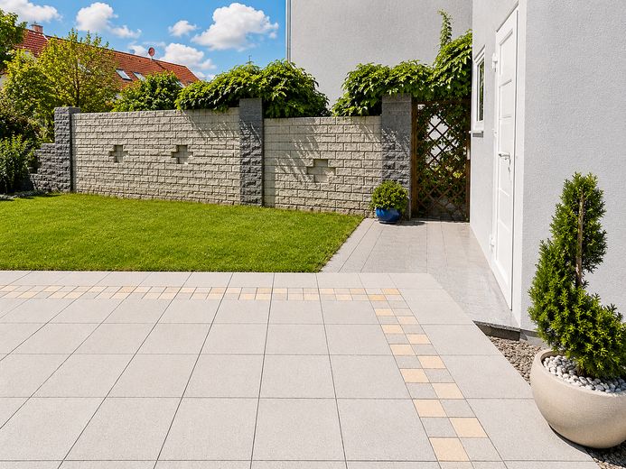 VON PRIVAT: Besondere Stadtvilla mit Wintergarten nahe der Europäischen Schule in BV-Dortelweil – Spielen.Grillen.Genießen.