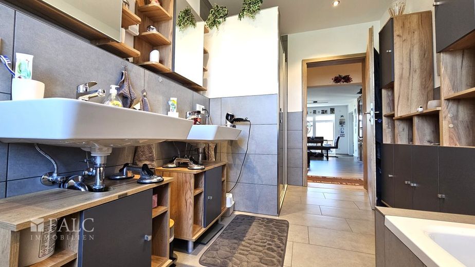 Neuwertiger Bungalow mit Einliegerwohnung &amp; hoher Energieeffizienz – Badezimmer