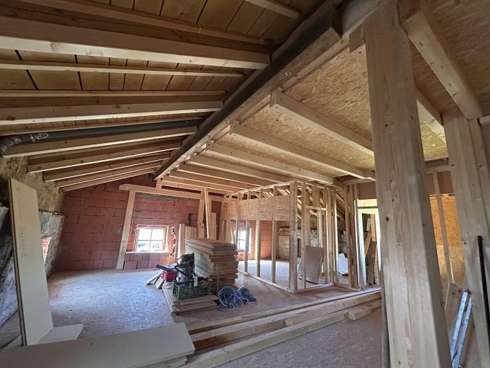 Ehemaliges landwirtschaftliches Anwesen mit großem Grundstück von Privat – Ausbau Dachboden