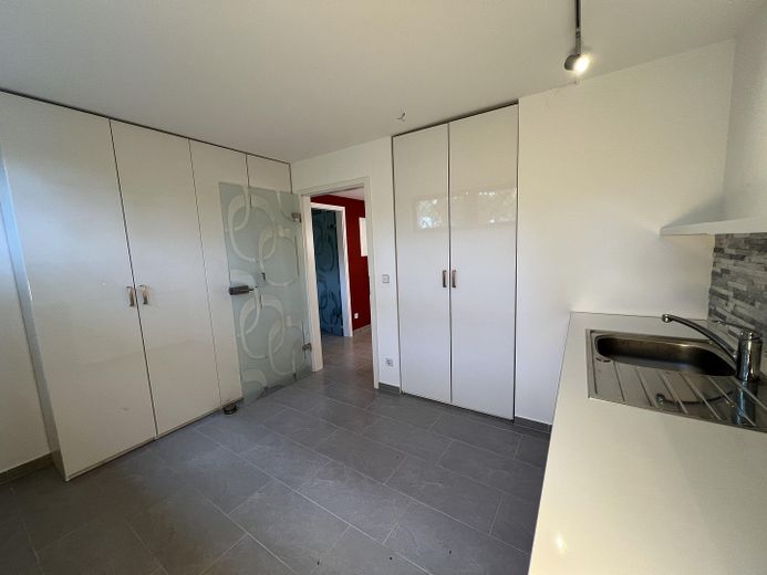 Grunewald 4 odalı daire, ayrıca bahçe, havuz ve garajlı suterre katı – Souterrain HWR Blick 1