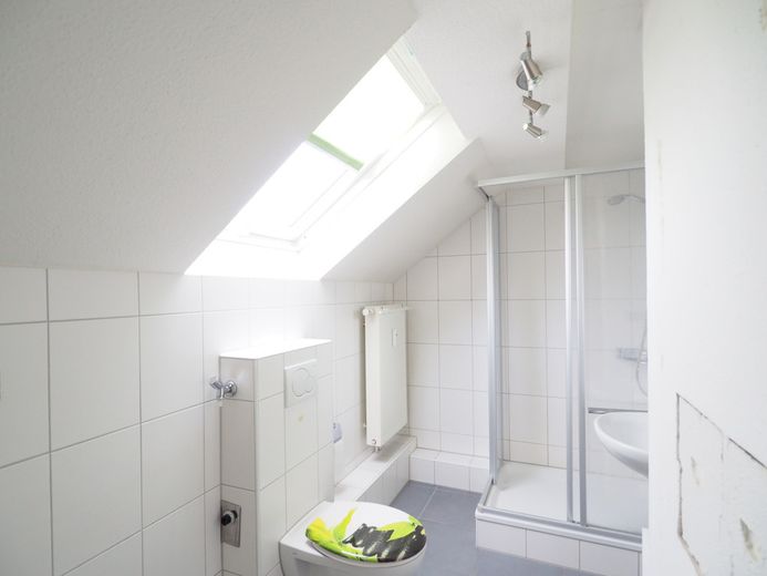 Provisionsfrei! Gut vermietete 2-Zimmer-DG-Wohnung mit Balkon in ruhiger Ortsrandlage von Sasbach – Duschbad