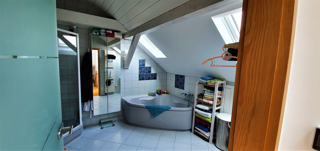 Viel Platz für die Familie am Marienbergpark – 160 m², 6 Zimmer, 2 Bäder, Südbalkon & Garage – Großes Bad mit Eckbadewanne