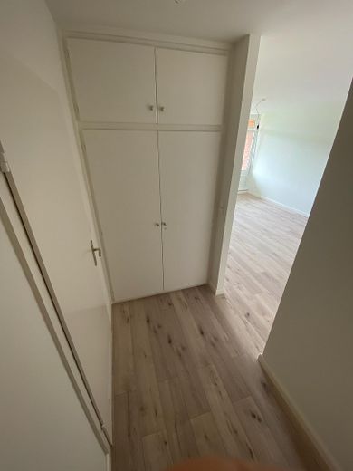 FRISCH SANIERTE UND RUHIG GELEGENE WOHNUNG IN S- BAHN- NÄHE – Flur inkl. Abstellkammer 