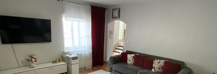 3-Zimmer-Wohnung mit Balkon in zentraler Lage – Wohnzimmer