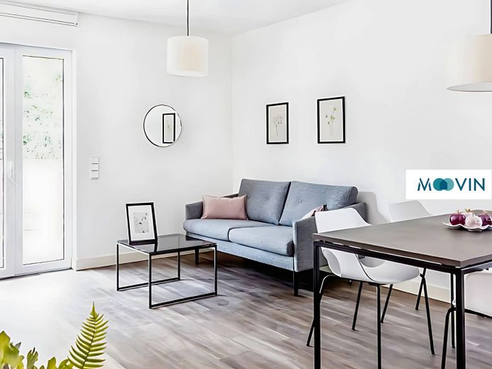 URBAN BASE: Vollmöbliertes 1-Zimmer-Apartment mit EBK, BALKON, ALL-IN-MIETE, UVM. im Wiesbadener Stadtzentrum – Wohnbereich (Beispiel-Dekorat…