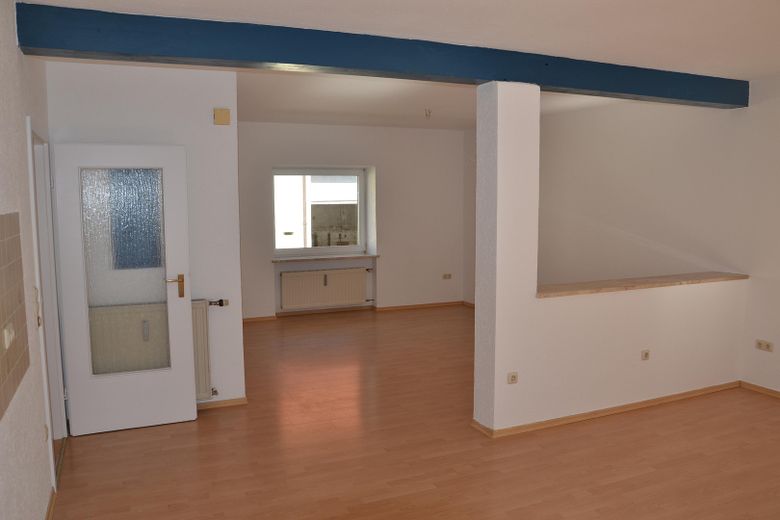 Blick Küche ins Wohnzimmer