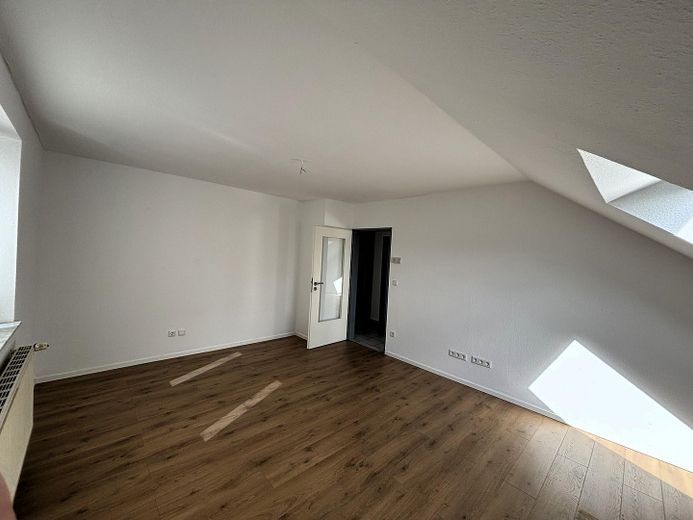 Appartamento mansardato di 3 locali appena ristrutturato con giardino condominiale e posto auto a Horstmar – Wohnzimmer