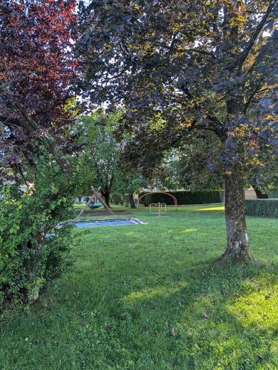 **Provisionsfrei: Komplett renovierte 4-Zi. Wohnung mit Balkon bei München (Haar)** – Gemeinschaftsgarten