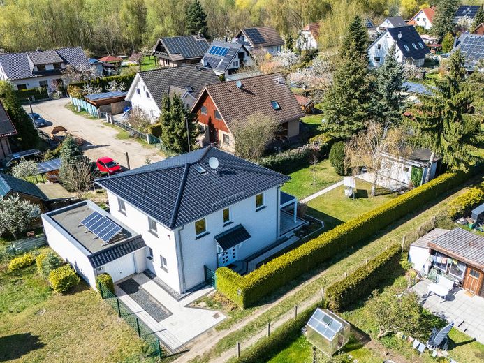 großzügiges Einfamilienhaus, Garage und großer Garten in Berlin-Mahlsdorf – Luftansicht