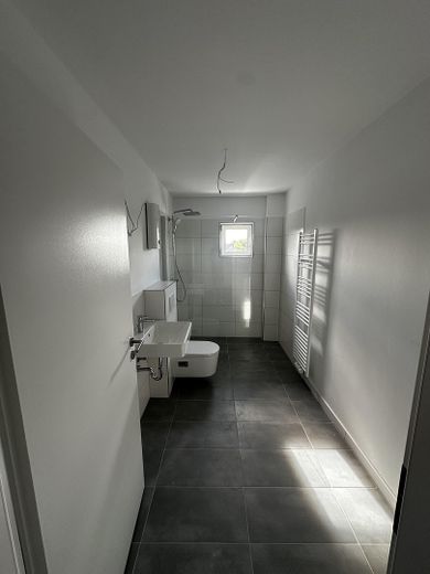 Frisch sanierte DG-Wohnung an der Weser – neues Badezimmer