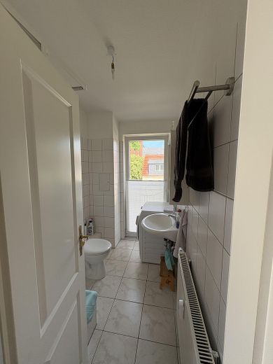 Bad mit Dusche und Fenster