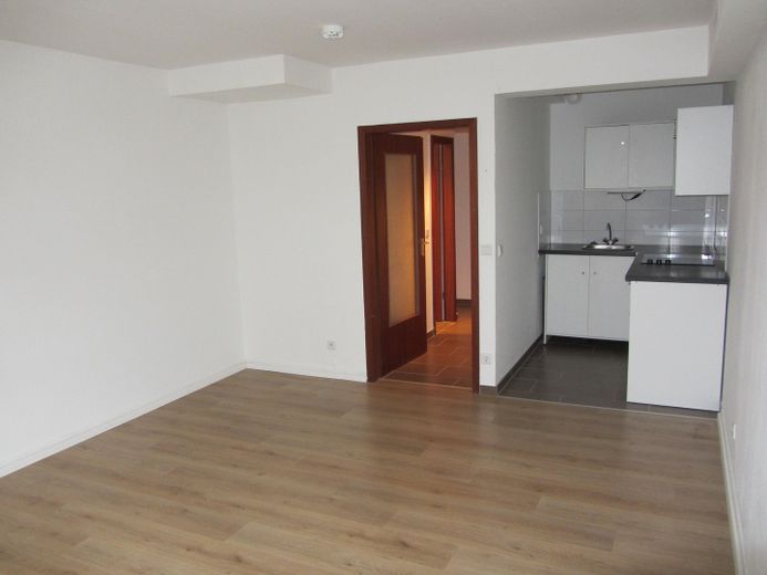 Modernisiertes Appartement in Top-Lage, Nähe Uni! – Wohnzimmer leer1