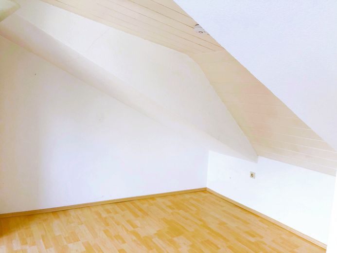 Dachgeschosswohnung mit Dachterrasse und Rheinblick – Schlafzimmer 
