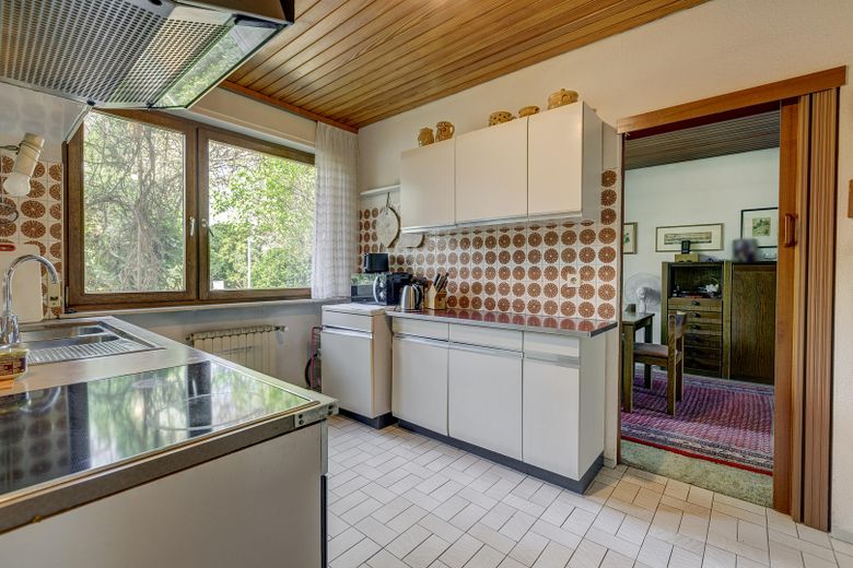 Freistehendes Haus mit Naturgarten (Biotop) und Dachgarten – Küche , Tür zum Esszimmer