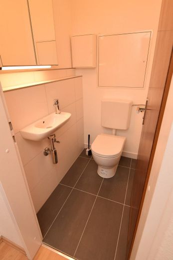 Helle 3-Zimmer Wohnung 70 m2 München Unterhaching mit Balkon Erstbezug nach Vollrenovierung – Gäste WC Erstbezug