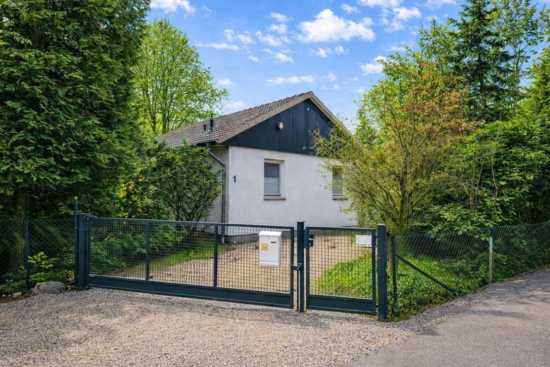 Sofort bezugsfertiger Bungalow 90 qm in 21244 Holm-Seppensen – Bungalow Straßenansicht