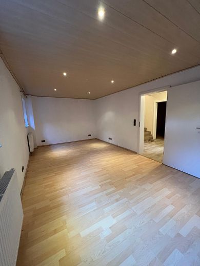 Traumhaftes Haus sucht liebevolle Familie mit Kindern – Großes Schlafzimmer UG
