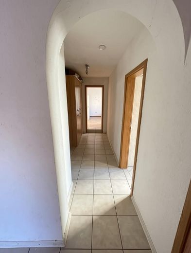 Su propia entrada junto al Meno – 3 habitaciones, disponible de inmediato – Flur