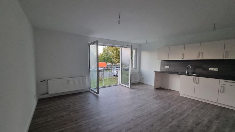 Helle 63m²-EG-Wohnung, frisch renoviert,  mit 3 Zimmern und neuer EBK – Wohnzimmer mit franz. Balkon