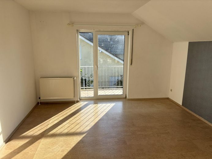 freistehendes Einfamilienhaus mit großen Grundstück und Ausbaupotential – Balkon Zimmer