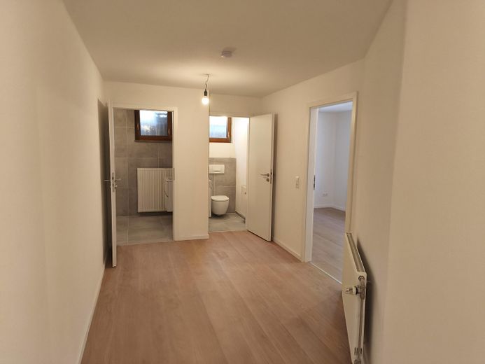High-quality, bright & perfect for working from home: well-maintained 4-room apartment in Eutingen – Flur