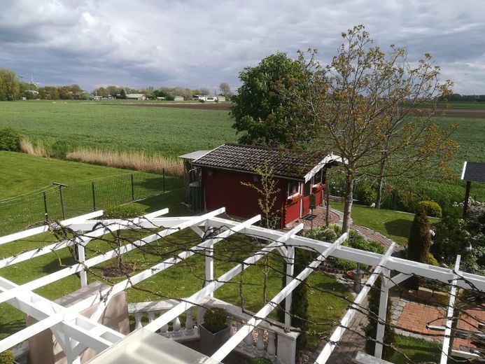 Provisionsfreies, schönes Haus mit Hauptwohnung + 2 Einliegerwohnungen. Mit schönem Garten – Blick vom Balkon 2