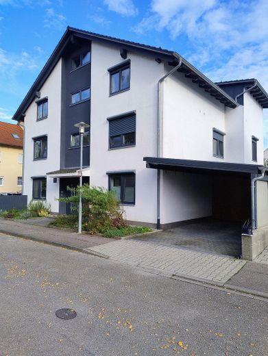 Außenansicht mit Carport