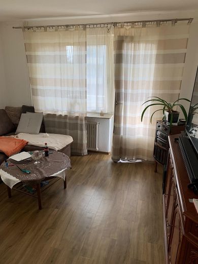 Moderno apartamento de 2,5 habitaciones con balcón orientado al oeste – Wohnzimmer