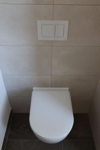 Neubau-DHH in Magdeburg-Diesdorf / familienfreundlicher Garten / Photovoltaik / 2 Stellplätze – separat WC Bereich im Bad oben