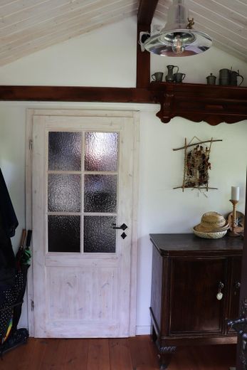 Charming country house with living basement, large garden, workshop, two verandas, hobby stable – Flur
