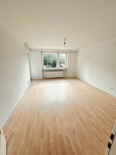 Appartamento ristrutturato di 3 locali con loggia in una tranquilla strada senza uscita di Amburgo-Schnelsen – Wohnzimmer
