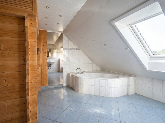 Badezimmer mit Eckbadewanne
