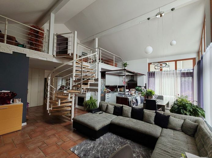 Wunderschönes Einfamilienhaus mit Galerie – Wohnzimmer mit Galerie