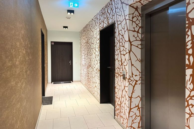 Posizione eccellente! Appartamento di 3 locali con balcone e posto auto in autorimessa sotterranea a Berlin Mitte – Fahrstuhl