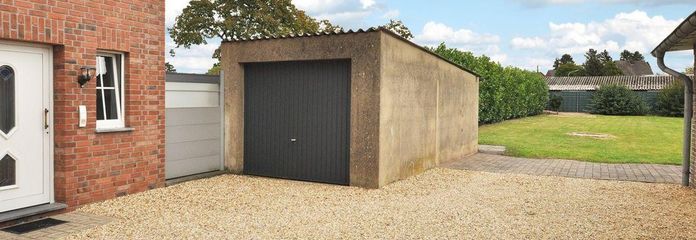 Garage neben Eingang