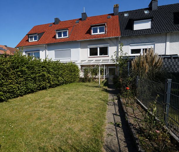 Move in and feel at home – modernized terraced house – Gartenansicht