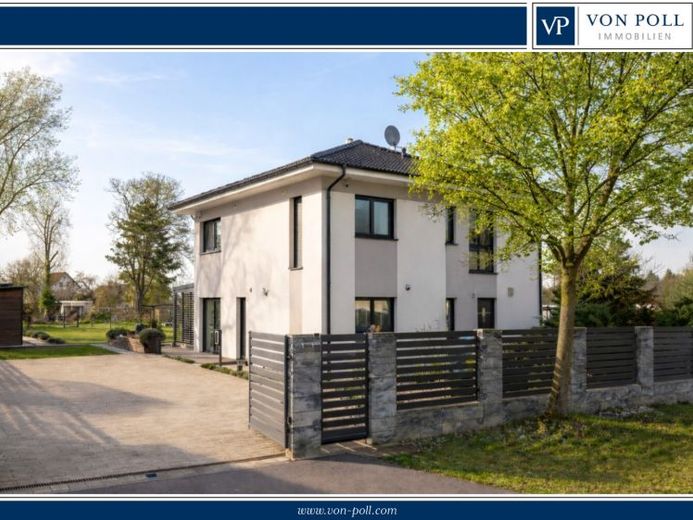 NEU IM PORTFOLIO Stadtvilla mit modernem Stil und großzügigem Grundstück – Foto 1