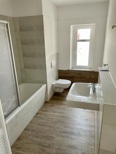 SOFORT: 77qm 2-Zimmer 3. Etage DG Markkleeberg | 3min S-Bahn | 5min agra-Park | saniert 2022 – Bad