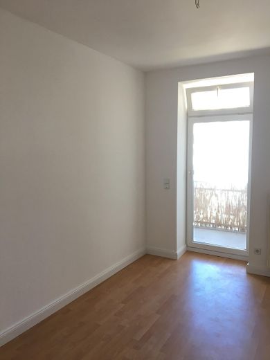 Moderne Wohnung mit Einbauküche, 3-Zimmer, offener Grundriss und Balkon in Chemnitz – Schlafzimmer/Büro+Balkonzugang