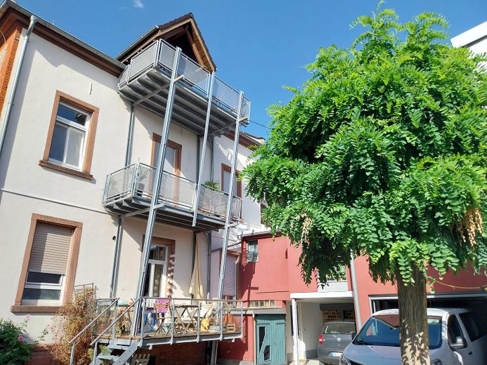 Helle 3,5-Zimmer-Wohnung (96 qm) mit Südbalkon, Garage, saniertem Bad – Balkon