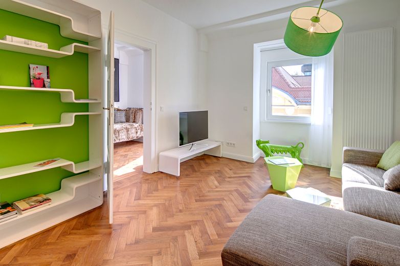 Wunderschöner 4-Zi-Altbau beim Gasteig, Lift, Balkon, TG mietbar, bezugsfrei – Wohnzimmer