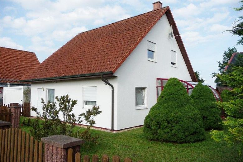 Schönes modernes Einfamilienhaus in guter Lage – Ansicht Süd-West-Seite