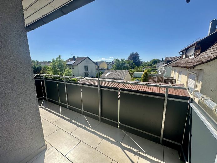 Gepflegte Wohnung mit großzügigem Grundriss inklusive Einbauküche – Balkon