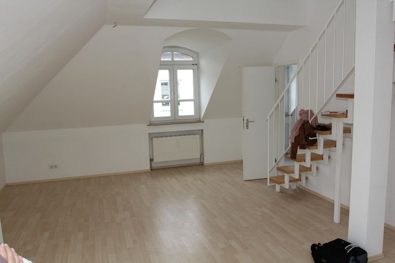 2,5-Zimmer-DG-Maisonette mit Galerie, Balkon, EBK & 2 TG-Stellplätzen – Wohnzimmer