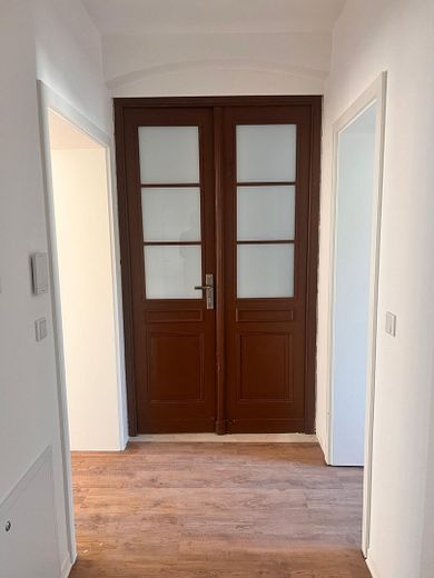 ¡Primera ocupación tras reforma! Moderna vivienda de 2 estancias con balcón y cocina equipada en el centro sur – Wohnungseingangstür